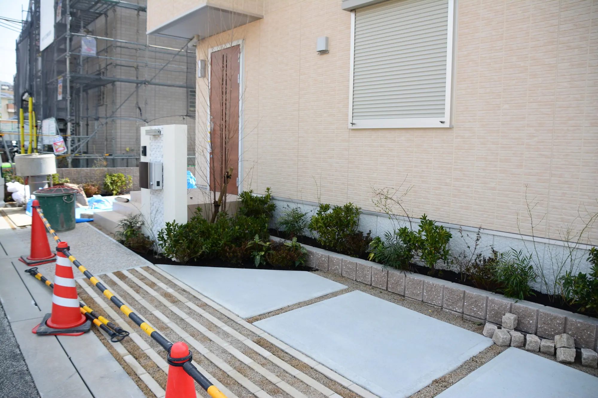 住みながら外構工事をするデメリットは？引越し後に進める際の注意点を解説