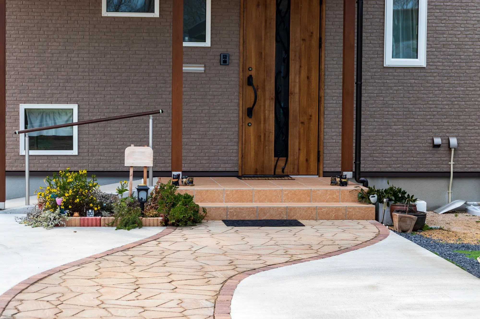 【外構工事】玄関アプローチの費用相場やおしゃれな空間にするコツを解説